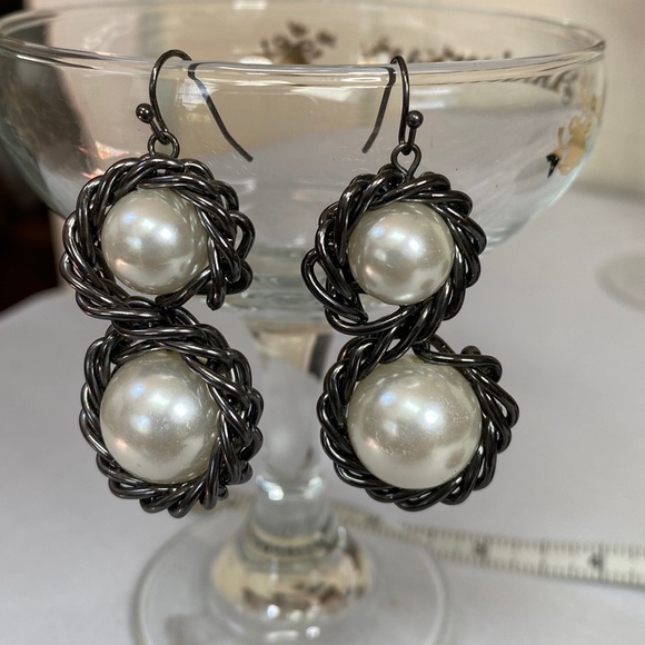 Interesting pearl beads wrapped in chain earrings - Picture 1 of 4